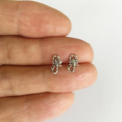 Pendientes de plata de ley de 9,5 mm delicados poste de escorpión. Foto 1 de 3