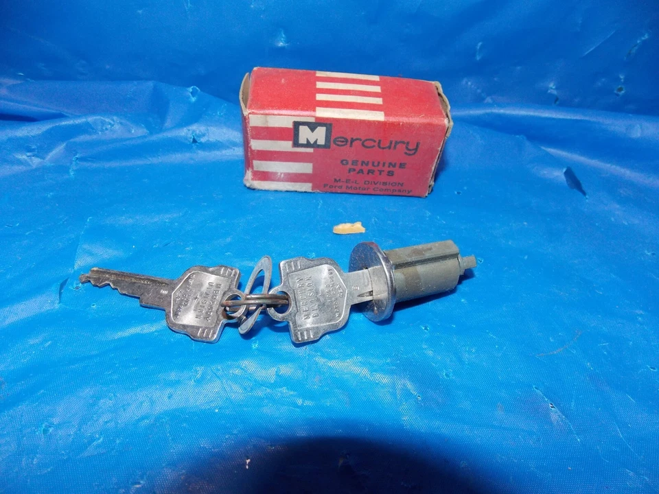 NOS Ford 1960 Mercury Ignition Cylinder and Keys Foto 1 de 1