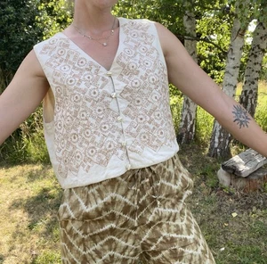 BNWT Vintage Size L 8-14 Ecru Boho Embroidered Sleeveless Blouse Waistcoat - Picture 1 of 10