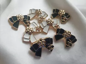ONE BLACK OR WHITE ENAMEL CHANEL BOW BUTTON - Picture 1 of 12