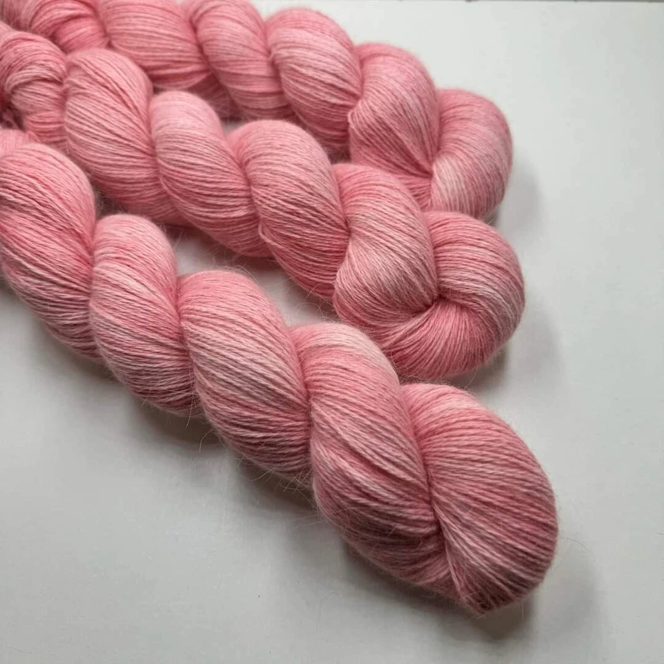 Hilo teñido a mano angora  Foto 1 de 1