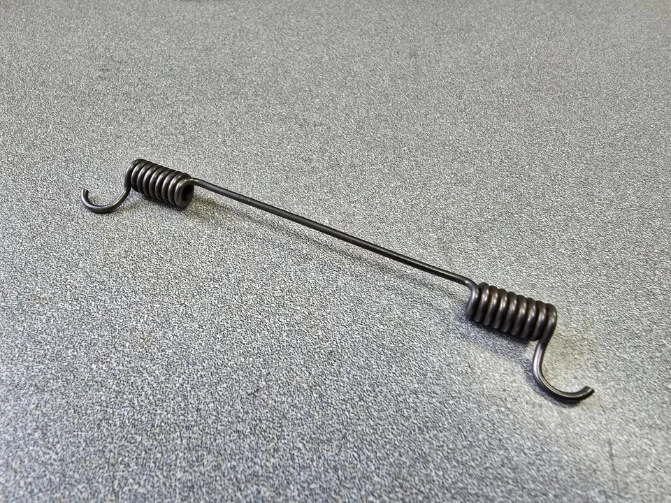 BONITO RESORTE DE RETORNO ZAPATA FRENO ESTACIONAMIENTO ORIGINAL PORSCHE 356C 911 912 944 928 USADO Foto 1 de 3