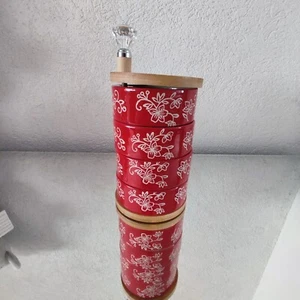 TEMP-TATIONS FLORAL LACE SALZ & GEWÜRZSTÄNDER IN ROT MIT BAMBUSDECKEz *NEU QVC* - Bild 1 von 3