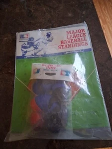 Vintage 1984 MLB Mini Baseball Helm Display - Bild 1 von 2