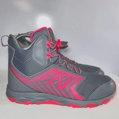 Zapatillas de senderismo New Balance Big Boys talla 7 y para mujer talla 8,5 700v1. Foto 1 de 4