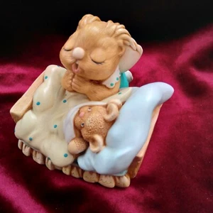 Vintage Pendelfin Studios Figur "Victoria" Hase Teddy im Bett 3,75"  - Bild 1 von 11