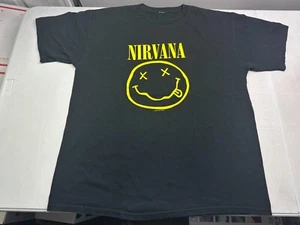 Camisa Y2K 1992 Nirvana Para Hombres Negra Rock Cara Smiley Cuello Redondo SIN ETIQUETA L/LX - Imagen 1 de 8