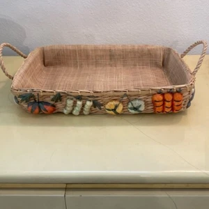 Vintage geflochtener rechteckiger Kasserolle aus Raffia Strohhalm. Griffe. Buntes Gemüse - Bild 1 von 9