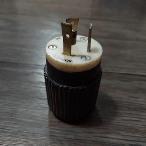 Par de conectores de bloqueo BRYANT 70530NC Nema L5-30, 30 amperios, 125 V, negro/blanco - Imagen 1 de 11