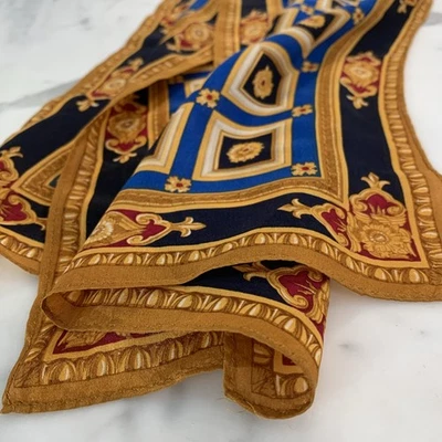 "Bufanda rectangular firmada ECHO totalmente de seda negra/roja/dorada/azul diseño medallón 52x10""" Foto 1 de 4