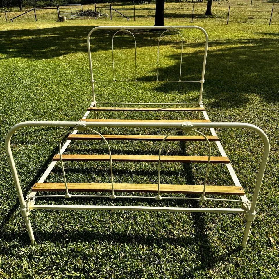 Antigua cama de hierro fundido listones de madera alrededor de 1900 corazón pergamino casa de campo estilo Foto 1 de 4