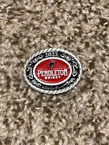 Spilla da bavero Pendleton Whisky 2023 "Let'er Buck" nero rosso argento metallo smalto - Foto 1 di 2