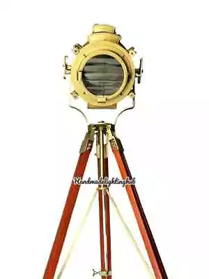 Lámpara de pie reflector náutico antiguo de latón - foco de 65 pulgadas con trípode de madera Foto 1 de 4