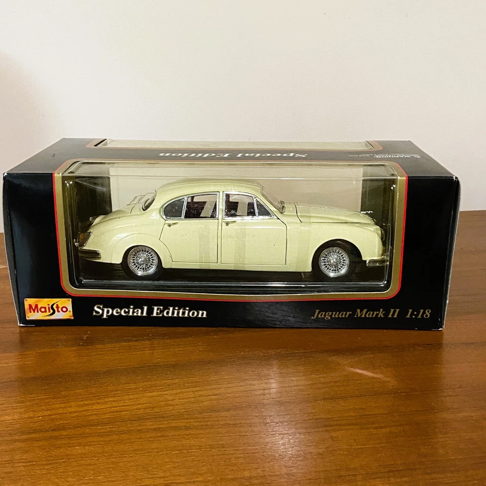 Special Edition Maisto 1959 Green Jaguar Mark II Diecast Model - Scale 1 18