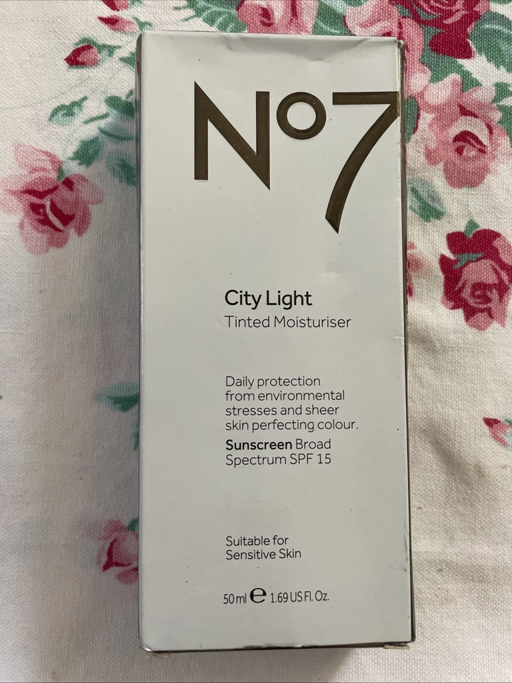 Botas Nº7 City Crema Hidratante Tintada Ligera SPF15 MEDIANA SELLADA INTERIOR EXP LEER Foto 1 de 4