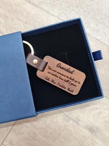 Llavero del Día del Padre personalizado con un mensaje caja de regalo de cuero de madera - Imagen 1 de 3