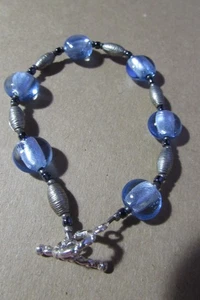 Pulsera de cuentas de vidrio iridiscente azul claro y tono plateado de aproximadamente 8" de largo - palanca - Imagen 1 de 4