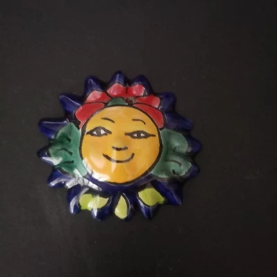 Cerámica de jardín mexicana hecha a mano de 2,5" x 2,5" - cara de sol de cerámica de pared azul oscuro Foto 1 de 2