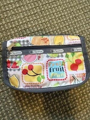 Bolsa de aseo pequeña LeSportsac con diseño de fruta  Foto 1 de 4