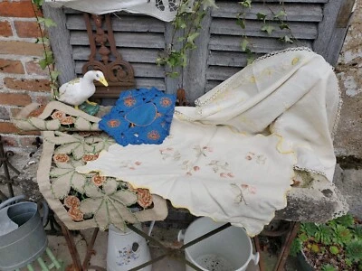 Linge ancien lots brodé napperons et autres... ideal couture déco - Photo 1/4