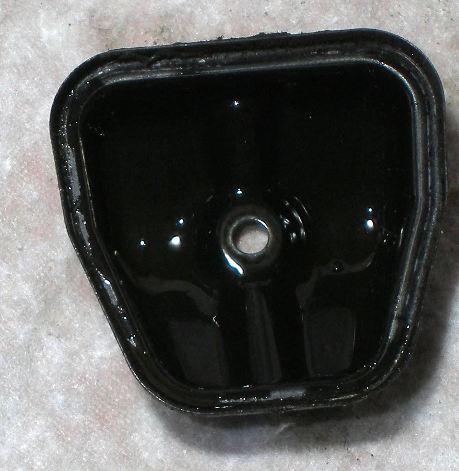 Parts:gas string trimmer weed eater 4-cycle CC5075 25cc Cub Cadet:valve cover - Image 1 of 1