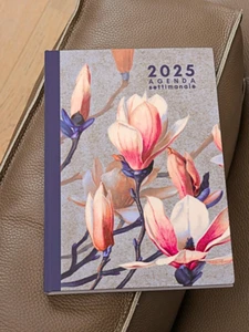 AGENDA 2025 SETTIMANALE LAYOUT VERTICALE 130 PAGINE COPERTINA FLESSIBILE FIORI - Foto 1 di 8