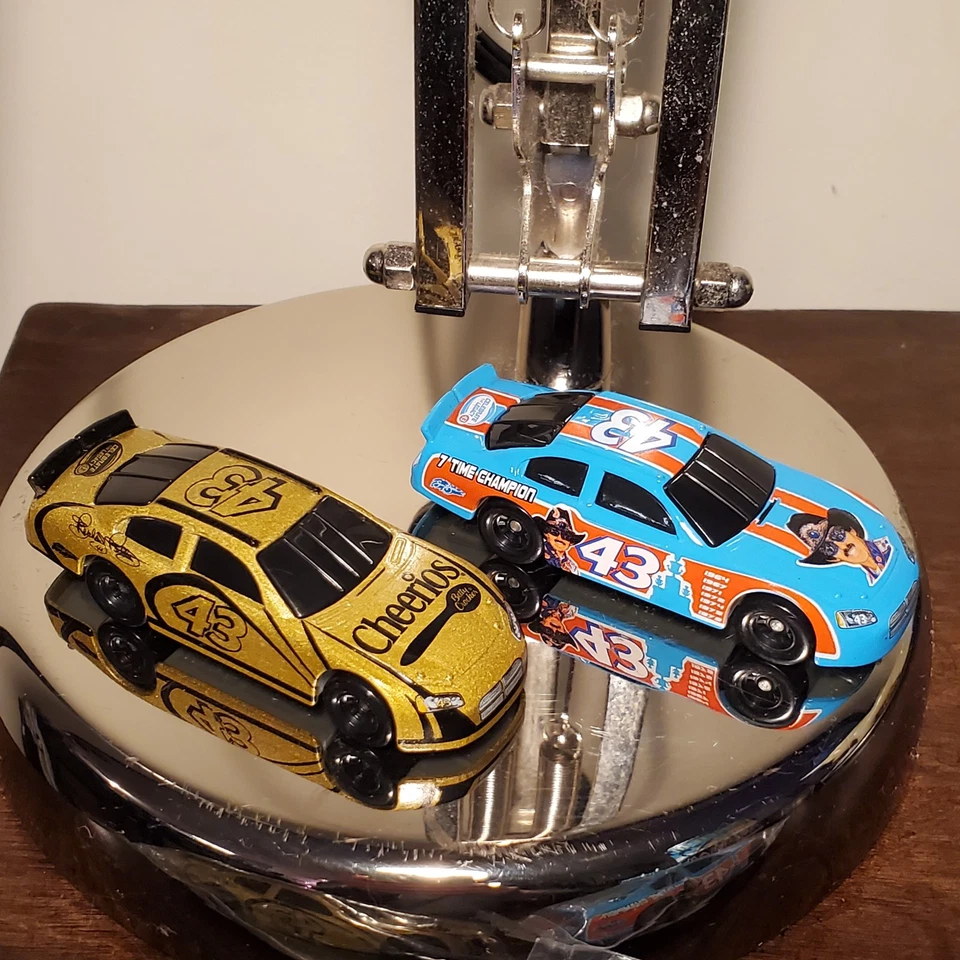 Лот из 2 - Richard Petty гонки Nascar литой 1:64 автомобиля запечатанный новый нераспечатанный  - Изображение 1 из 4