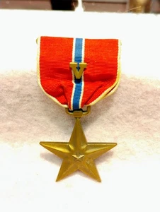 VIETNAM ~ BRONZE STAR ~ "V" FOR VALOR MEDAL - Picture 1 of 2