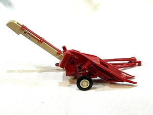 ERTL 1/43 MCCORMICK  1 - PR Corn Picker Farm Toy - Picture 1 of 6