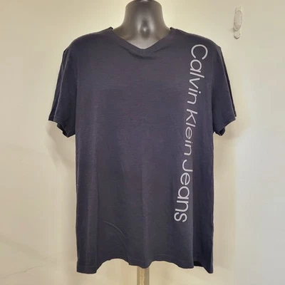 Camiseta Calvin Klein Masculina Tamanho XL/TG Preta Manga Curta Decote V Conjunto Logotipo Frontal  - Imagem 1 de 4
