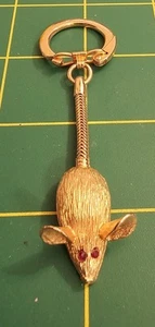 Llavero metálico vintage tono dorado ratón con cola larga - Imagen 1 de 2