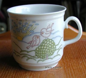 SCHUMANN ARZBERG BAVARIA CHINA 3 5/8" ART PRIMITIF MUG BIRDS - Picture 1 of 3