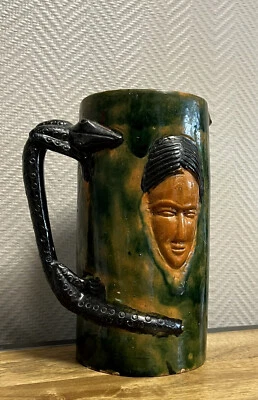 Pichet en terre cuite émaillée avec 1 visage asiatique ou indien et 1 salamandre - Photo 1/4