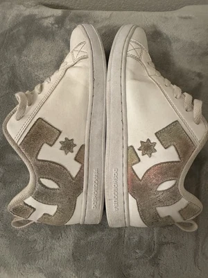 DC Court Graffik White Iridescent Rainbow Logo Skate Sneaker Shoe Women's Size 9 - Image 1 of 4