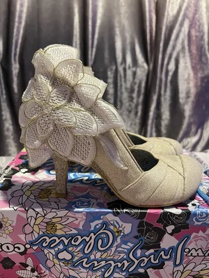Irregular Choice Talla 6 Crema Y Dorado “Baby Love” Tacones Brillantes Con Ramillete Foto 1 de 4