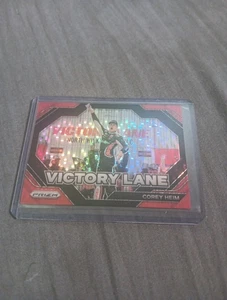2024 Panini Prizm - Victory Lane Corey Home #25 Red Pulsar Prizm /199 - Foto 1 di 3