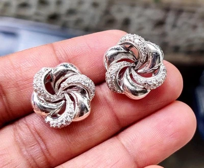 Elegante arete de diamante simulado de corte redondo de 2 quilates enchapado en oro blanco de 14 k Foto 1 de 4