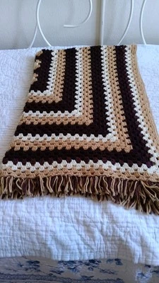 Vintage Hecho a Mano Crochet Granny Cuadrado Tiro Afgano Marrón Tostado Crema Foto 1 de 4