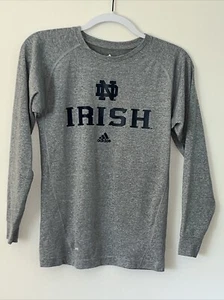 Adidas Climalite Maglia Manica Lunga Ragazzo Notre Dame Fighting Irlandese - Foto 1 di 5