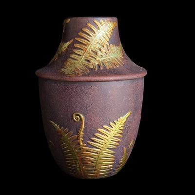 Jarrón de cerámica con detalles de hojas de palma doradas esmalte moteado marrón Foto 1 de 4