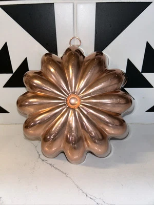 Molde de gelatina floral acanalada retro de metal/cobre 3 1/2 tazas con gancho colgante Foto 1 de 4