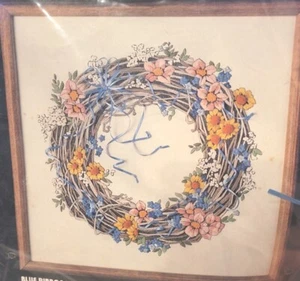 Dimensions Crewel Kit Blue Ribbon Wreath 16"x16" Vintage 1984 - Bild 1 von 8