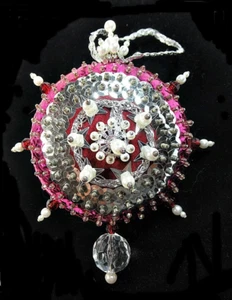 Vintage handgefertigte viktorianische Silberborte Perlen Pailletten Stecknadel Ornament #51725-15 - Bild 1 von 4