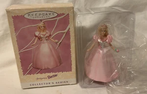HALLMARK RICORDO ORNAMENTO BARBIE BAMBOLE PRIMAVERA 1996 PASQUA #2 ROSA - Foto 1 di 5