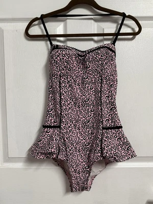 Traje de baño Betsey Johnson de una pieza rosa estampado de guepardo mediano Foto 1 de 4