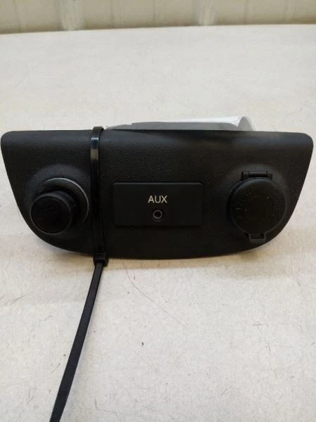 2009 HYUNDAI ACCENT AUX TRIM BEZEL OEM USED TESTED CIG LIGHTER  - Image 1 of 3