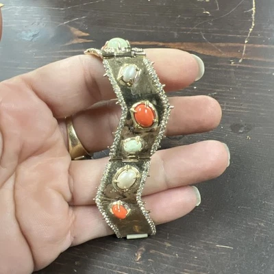 Pulsera con hebilla de cuero en forma de Chevron y racimo de piedra Alexis Bittar. Precio de venta sugerido por el fabricante $265 Foto 1 de 4