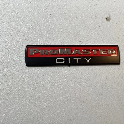 RAM ProMaster City 2015-2020 puerta trasera negro rojo placa de identificación emblema OEM Foto 1 de 3