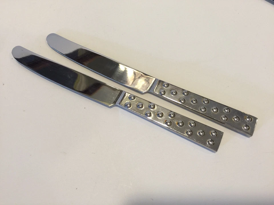 2 cuchillos de cena Libbey de acero inoxidable con patrón de puntos, hechos en Corea, 8 1/2" de largo Foto 1 de 3