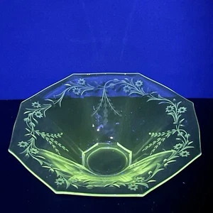 Vtg Manganese Clear Glass Octagon Paneled Bowl Cut Flowers -365UV Light Reactive - Picture 1 of 11